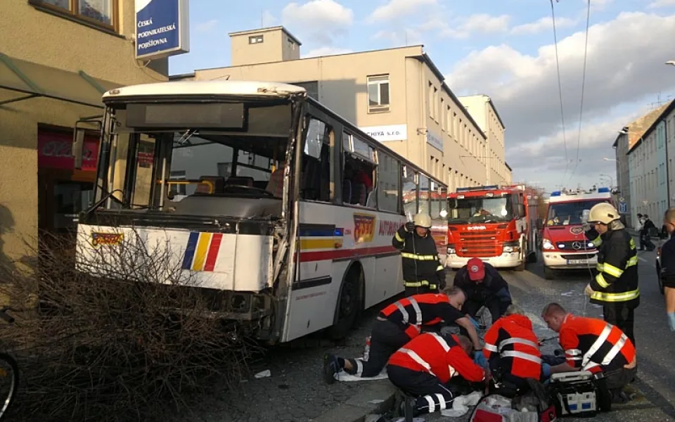 Srážka autobusu s trolejbusem MHD si vyžádala šest zranění