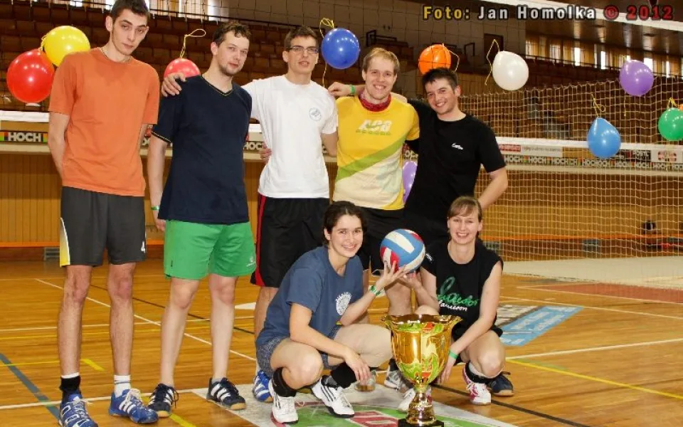 Společná fotka vítězů nultého ročníku volejbalového marathonu o pohár JU - týmu Kocobal