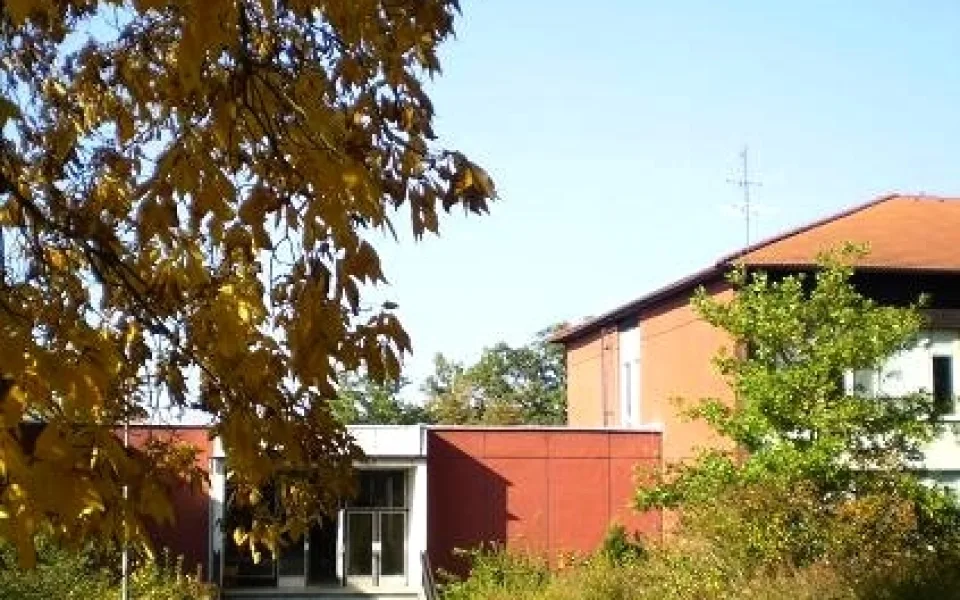 Zadní část středového pavilonu Základní školy Hluboká nad Vltavou