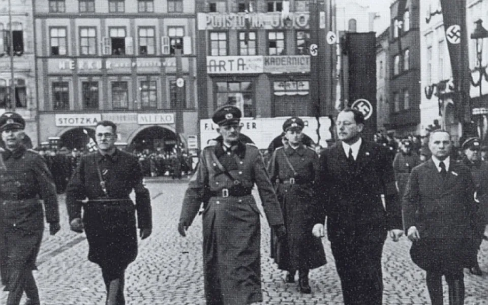 15. března 1939 před budějckou radnicí. Nalevo od generála von Weichse a městského komisaře Friedricha Davida kráčí Hans Westen