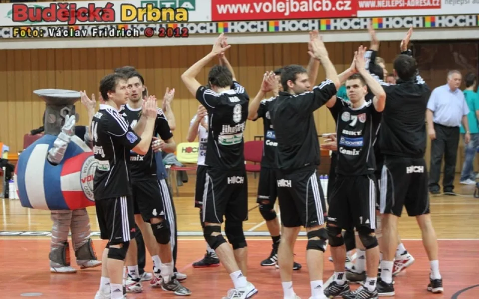 Radost budějckých volejbalistů po výhře nad Brnem