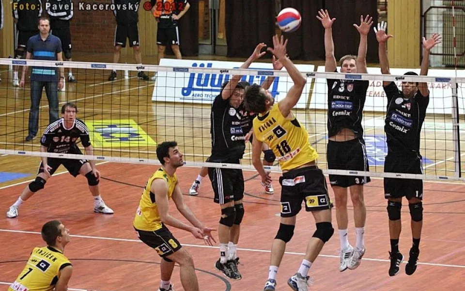 Slovenský smečař ve službách Brna Vlado Katona útočí