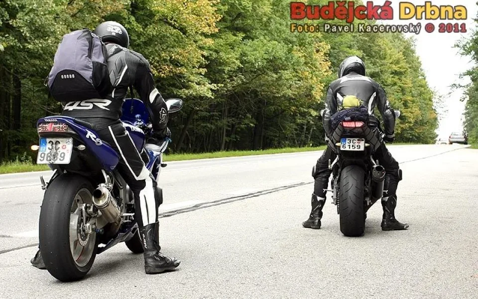 Také v letošním roce lze očekávat, že si policisté na motorkáře posvítí. Snímek byl pořízen vloni v srpnu u Lišova při bezpečnostní akci Adrenalin