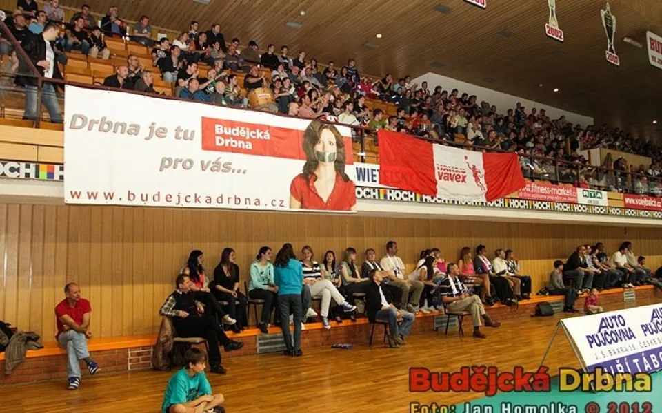 Budějcká Drbna nabízí volejbalistům Jihostroje soudek piva za to, když už se příbramští fanoušci s vuvuzelami do Budějc nevrátí