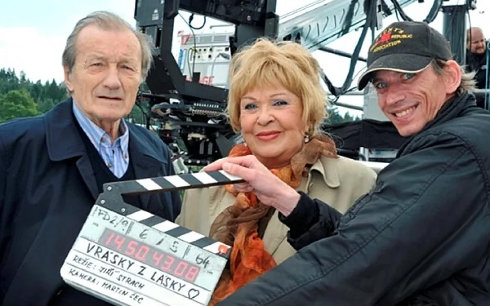 Režisér filmu Vrásky z lásky Jiří Strach spolu s Radoslavem Brzobohatým a Jiřinou Bohdalovou