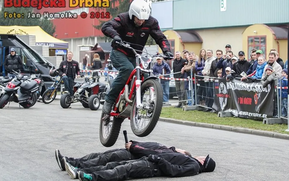 Lukáš Petrášek přeskakuje své kamarády z kaskadérské školy