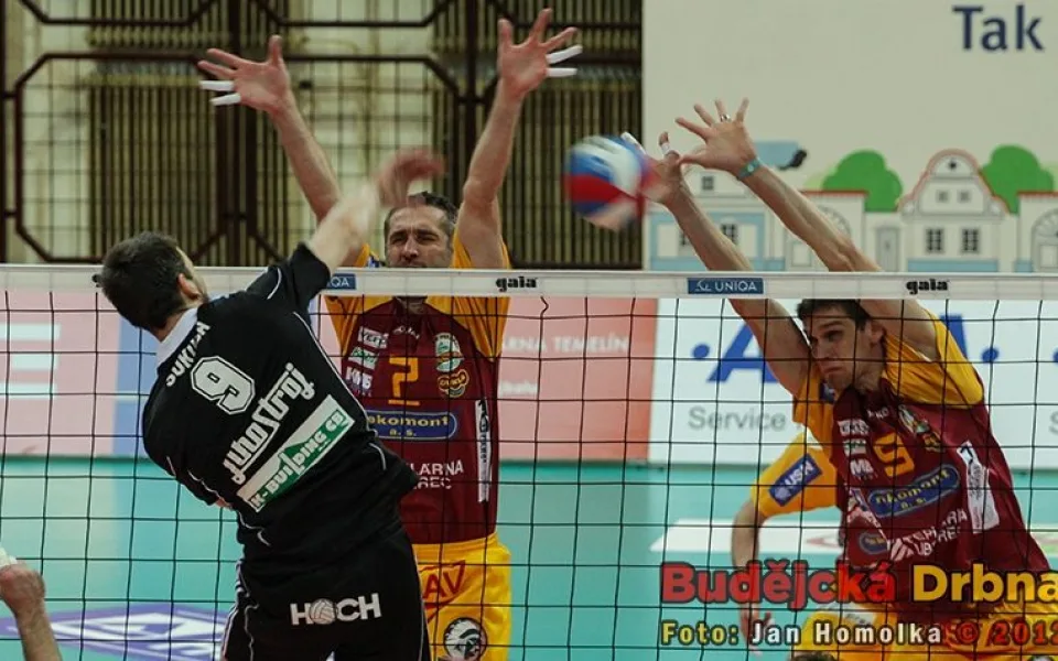 Smeč Michala Sukuby do bloku Staňka a Hýského