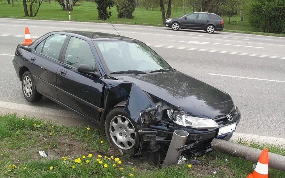 Nejhůře dopadla seniorka za volantem peugeotu. Náraz ji odmrštil na stožár vlajky