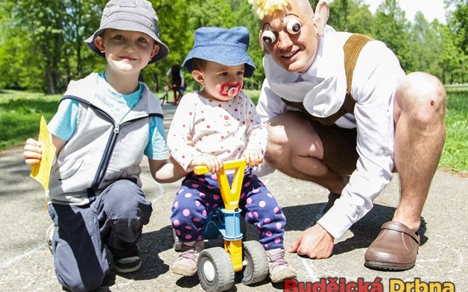 Největší pochvalu asi sklidil Hurvínek, se kterým se chtěl každý fotit