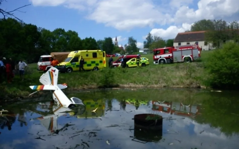 Letadlo spadlo do rybníka u Hosína
