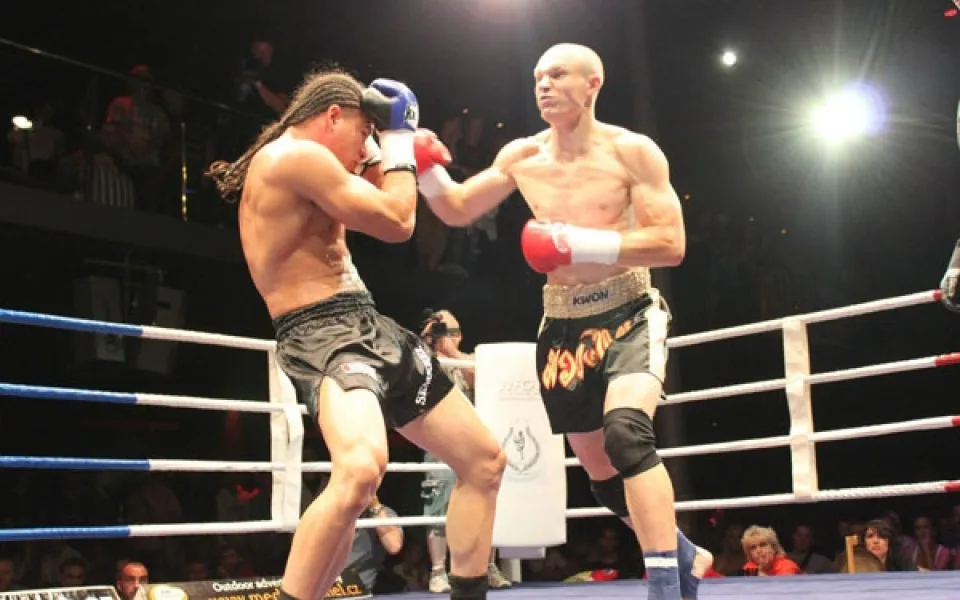 Jevgenij Mahtenko vítězí v Muay Thai nad Holanďanem