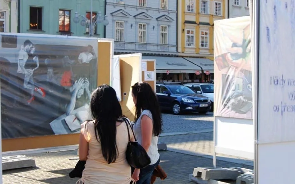 Studenti obdivují plátna na náměstí Přemysla Otakara II.