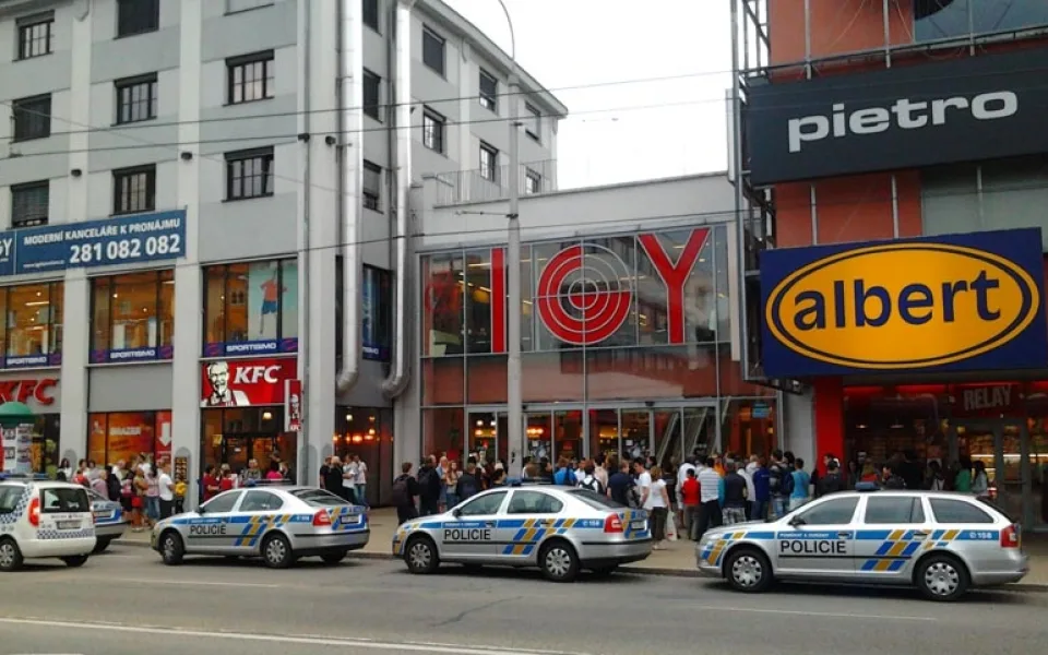 IGY centrum při evakuaci. Snímek byl pořízen kolem 19.40 hodin
