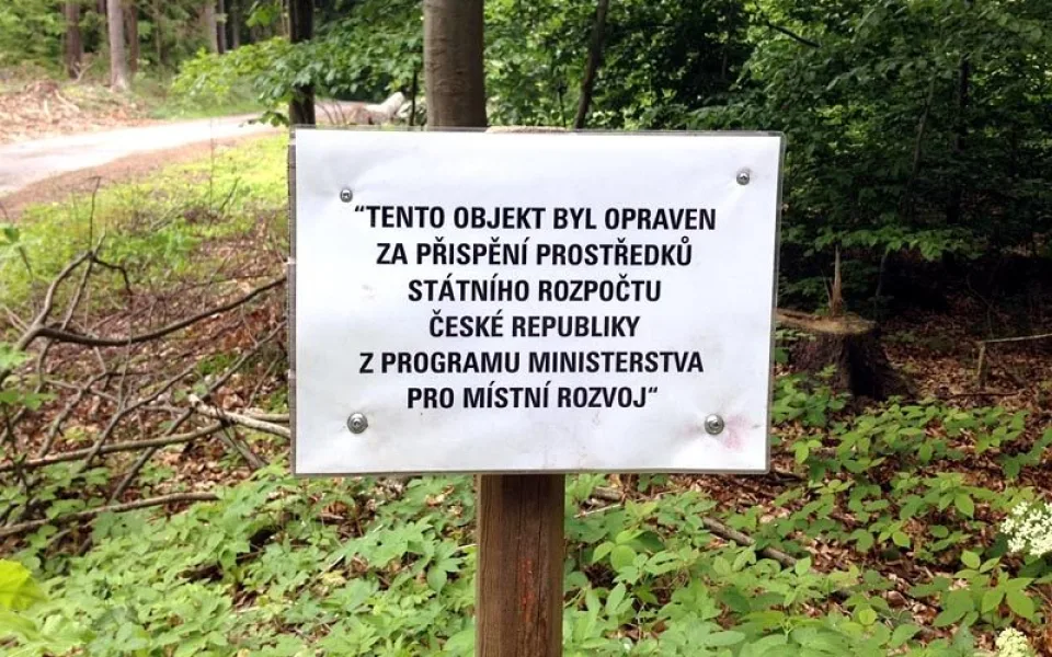 Cedulka uprostřed lesa