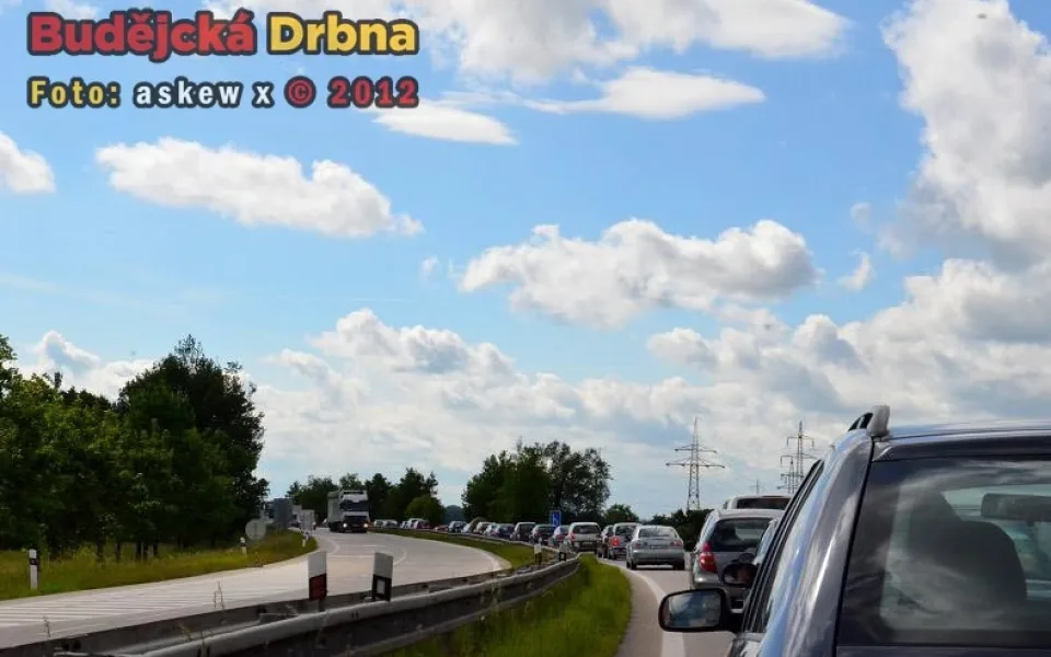 Na silnici z Českých Budějovic do Dasného se tvoří kolony