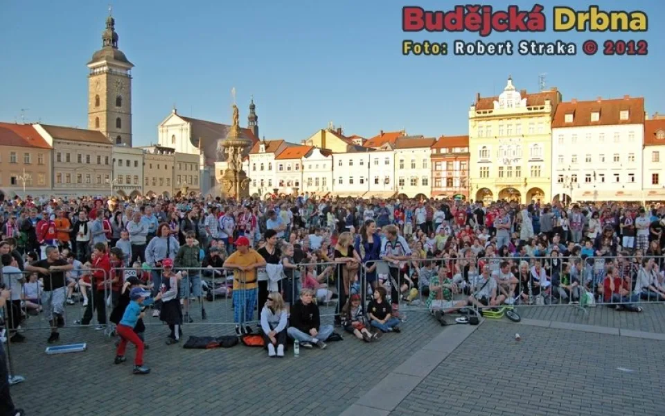 Budějčtí fanoušci na náměstí Přemysla Otakara II. při nedávném MS v hokeji