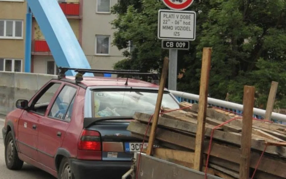 Po Modrém mostě opět můžou jezdit osobní automobily