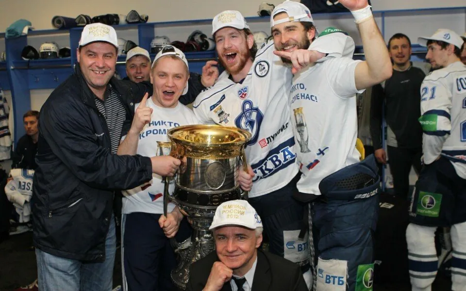 Filip Novák (druhý zprava, v objetí se Slovákem Dominikem Graňákem) představí Gagarinův pohár svým fanouškům v Budějcích