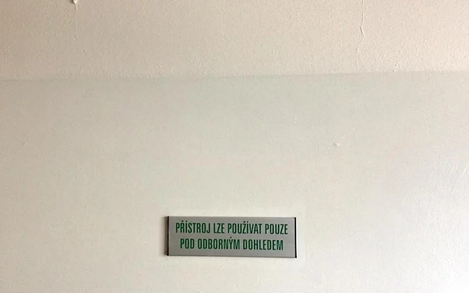 Přístroj lze používat pouze pod odborným dohledem
