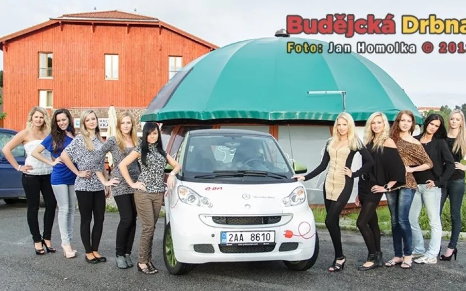 Finalistky soutěže Maturantka Roku 2012 s elektromobilem od společnosti E.ON