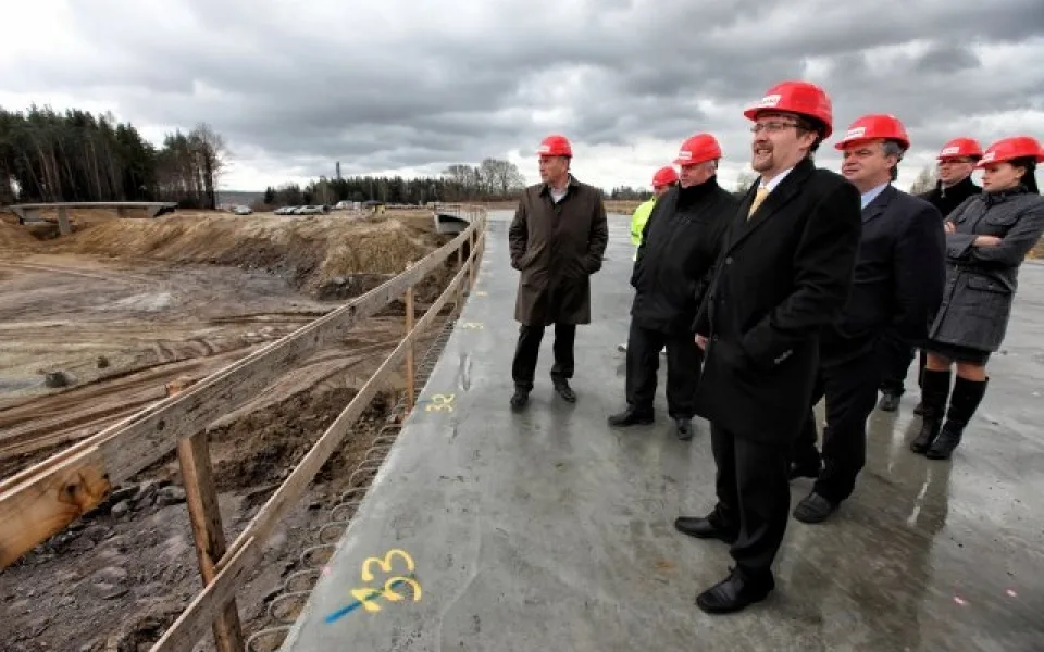 Ministr dopravy Pavel Dobeš (v popředí) na stavbě dálnice D3