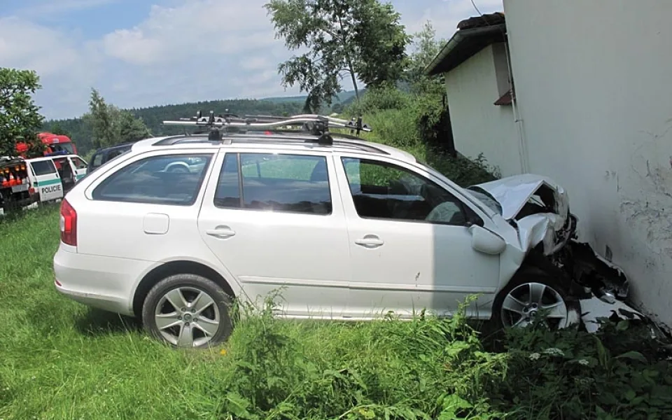 Škoda Octavia narazila na Hluboké do domu
