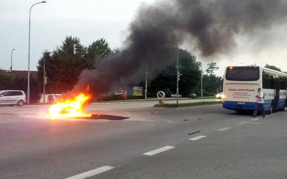 Hořící motorka po střetu s automobilem
