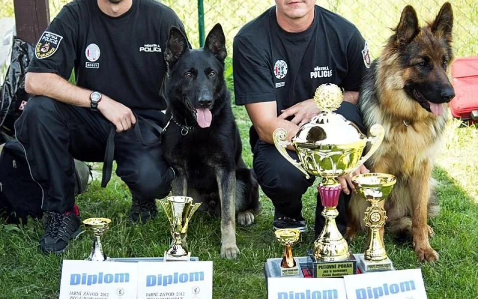 Kynologové M. Petrásek a M. Janeček (zleva) se svými psy