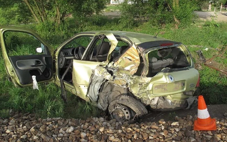 Renault Clio srazil vlak