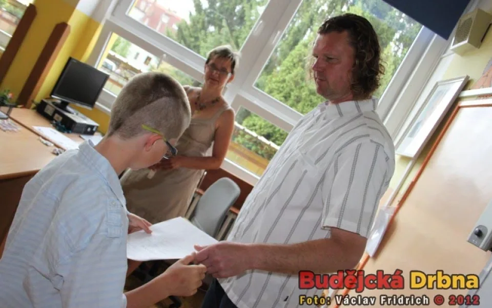 Hráči a členové realizačního týmu HC Mountfield předávali na ZŠ Grünwaldova vysvědčení