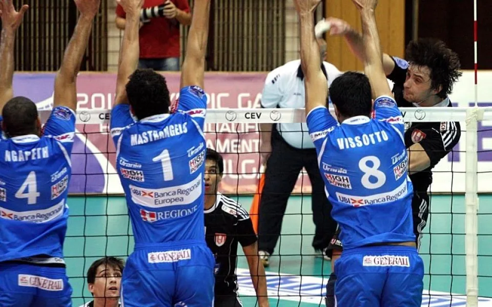 Budějcká Sportovní hala zase uvidí zápasy volejbalové Ligy mistrů. Na snímku Tomáš Fila proti bloku italského Cunea