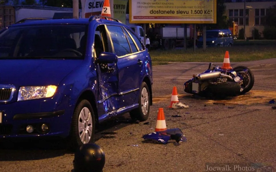Střet motocyklu Yamaha s osobním automobilem Škoda Fabia