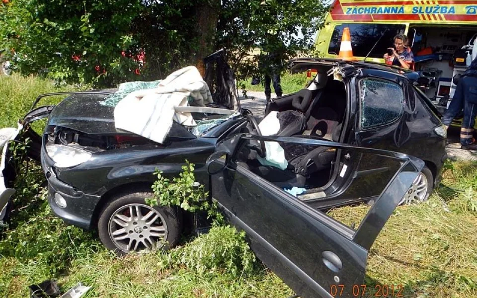 Peugeot 206 po nárazu do stromu u Nesměně