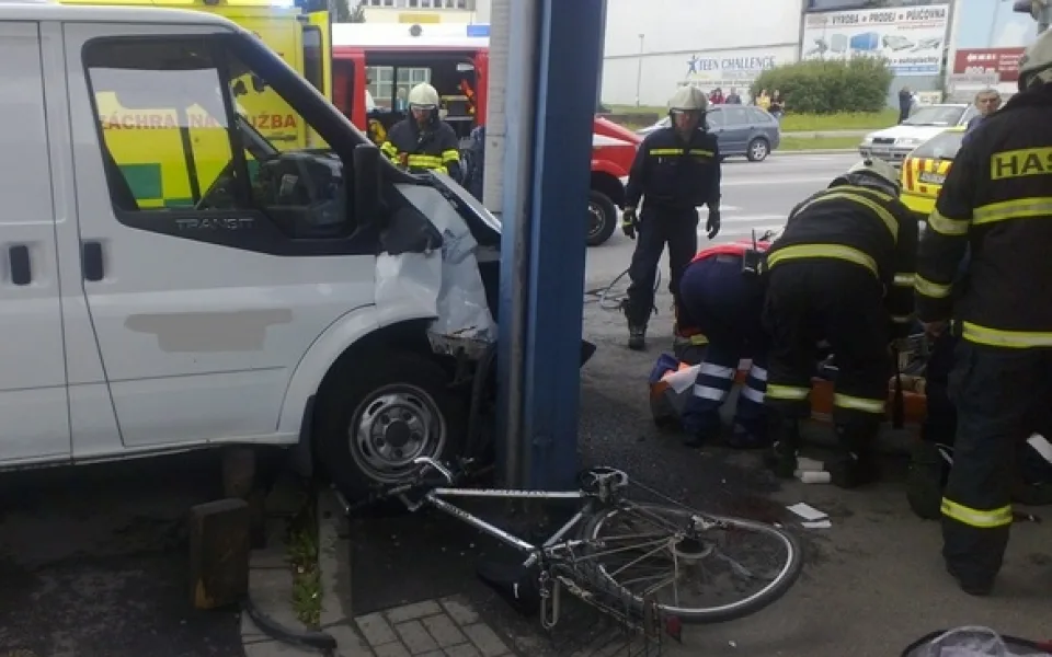 V Budějcích srazilo auto ženu, která vedla kolo