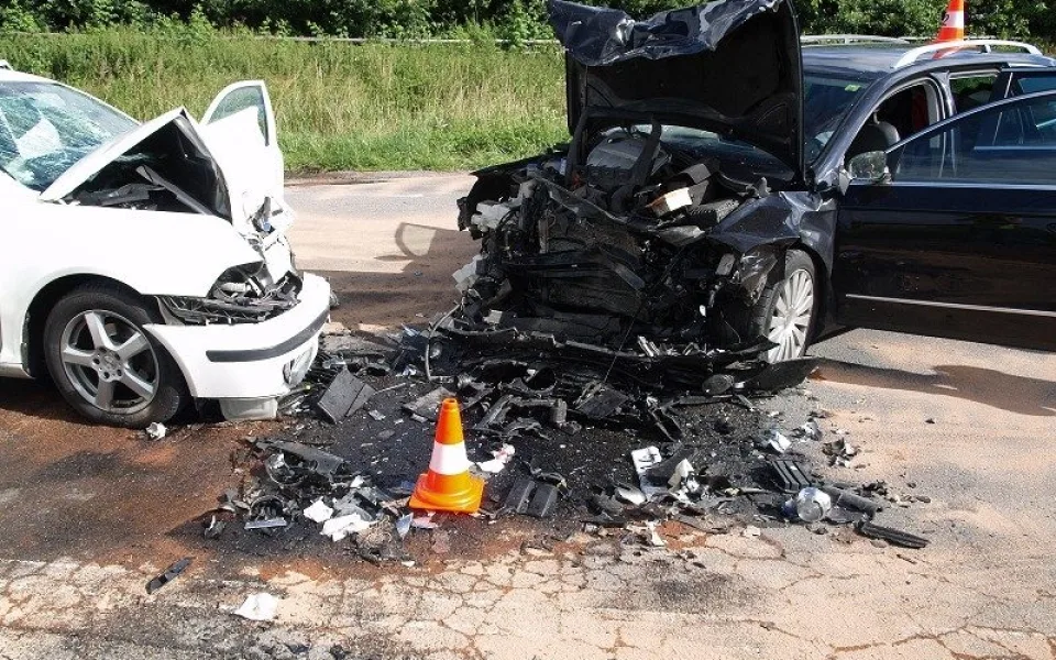 Při čelní srážce dvou aut na jihu Čech se zranilo deset lidí