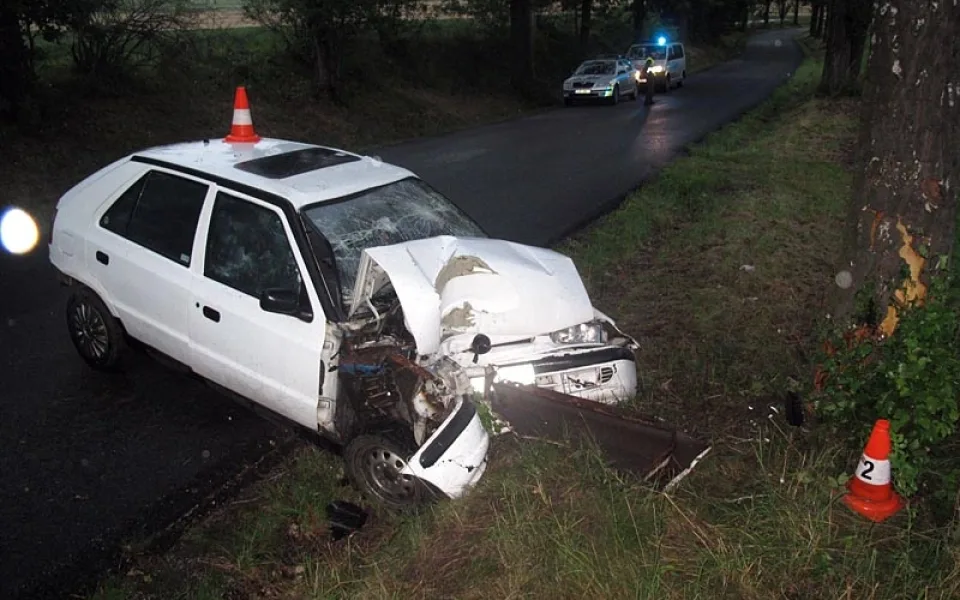 Škoda Felicia mladého řidiče z Liberecka po nehodě u Čakova