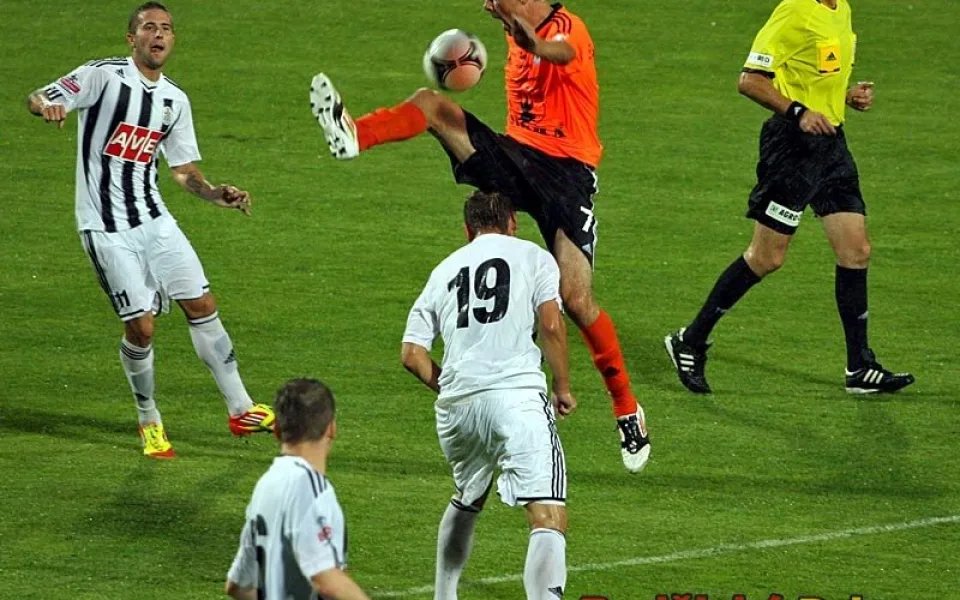 Útočník Sigmy Michal Ordoš ve výskoku nad Filipem Rýdelem