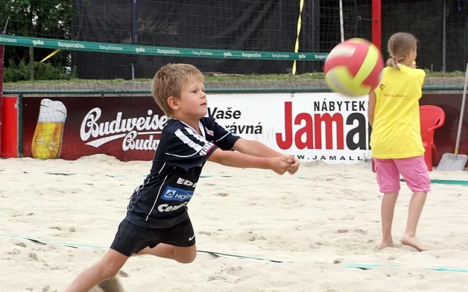 Děti se můžou o prázdninách vyřádit na beachvolejbalových kurtech