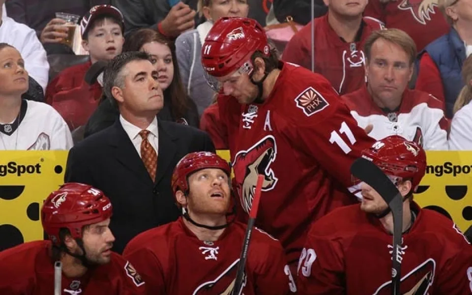 Asistent kapitána Coyotes Martin Hanzal s trenérem Phoenixu Davem Tippettem