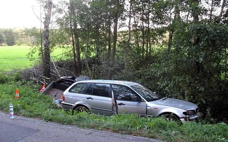 Havarované BMW 320D s přívěsem nedaleko Ledenic