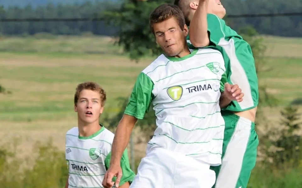 Čížovský Jindřich v hlavičkovém souboji s Průchou (Čížová - Roudné 2:1)