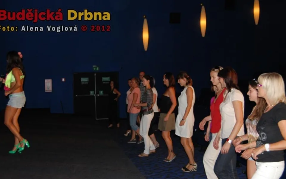 Před filmovým plátnem se tančila salsa