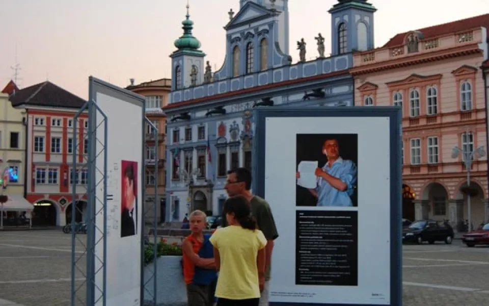 I děti pozorují výstavu se zaujetím, ale téměř u každého panelu potřebují vysvětlení dospělého