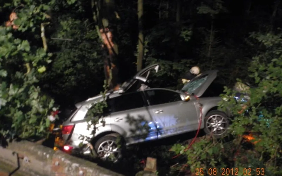 Náraz do stromu u Trocnova nepřežil v sobotu ráno řidič Audi Q7