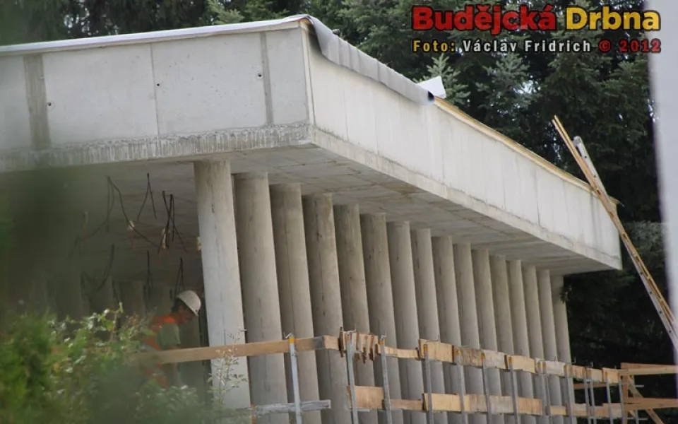 V areálu Základní školy Grünwaldova roste nový pavilon šaten