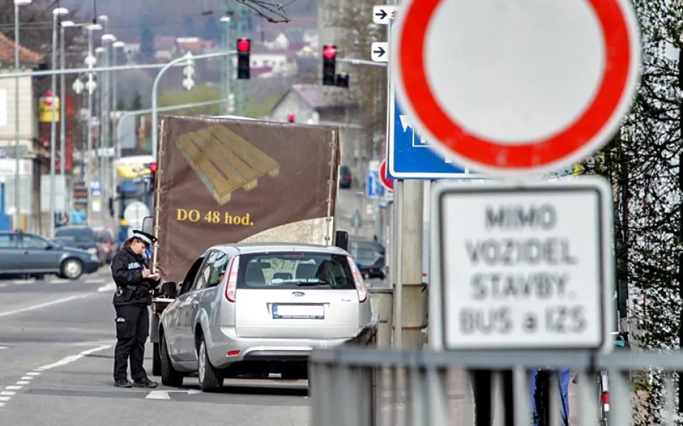 Jedna z kontrol městské policie pod viaduktem na Rudolfovské