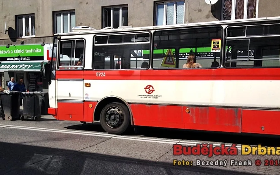 Jeden z vypůjčených autobusů z pražského Dopravního podniku