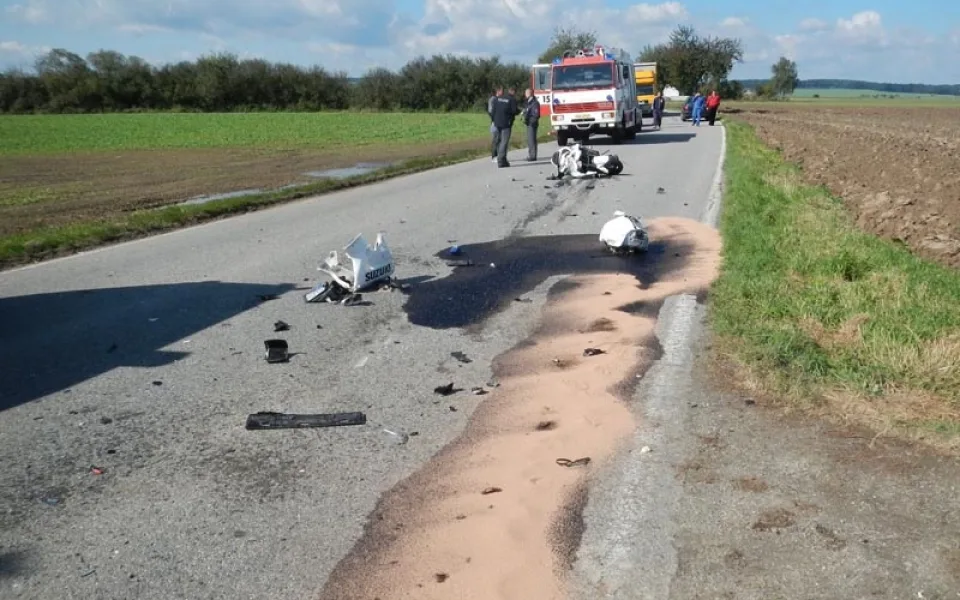Následky střetu motocyklu s automobilem u Sedlíkovic