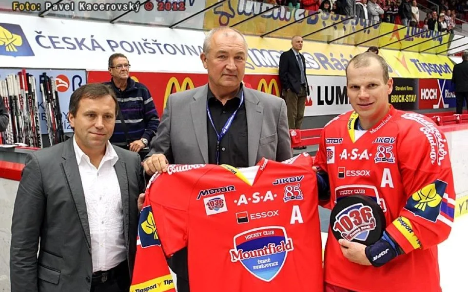 Nový rekordman české extraligy František Ptáček přebírá pamětní dres od generálního manažera klubu Zdeňka Blažka a ředitele soutěte Josefa Řezníčka. Právě jeho rekord budějcký bek překonal