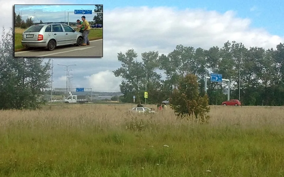Škoda Fabia skončila uprostřed kruhového objezdu